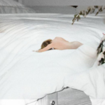 exposition chambre forte de marine nouvel et Morgane roupil, image avec une femme allongée sur un lit nu de dos