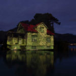 une maison sur l'eau la nuit fading aux arts