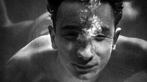 le visage d'un plongeur sous l'eau